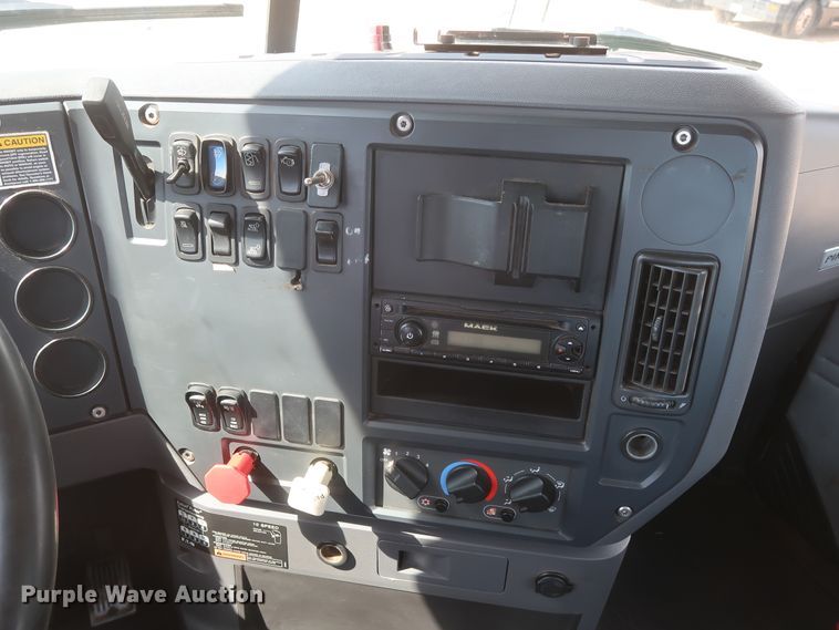 image for item DH0919 2010 Mack CHU613  semi truck