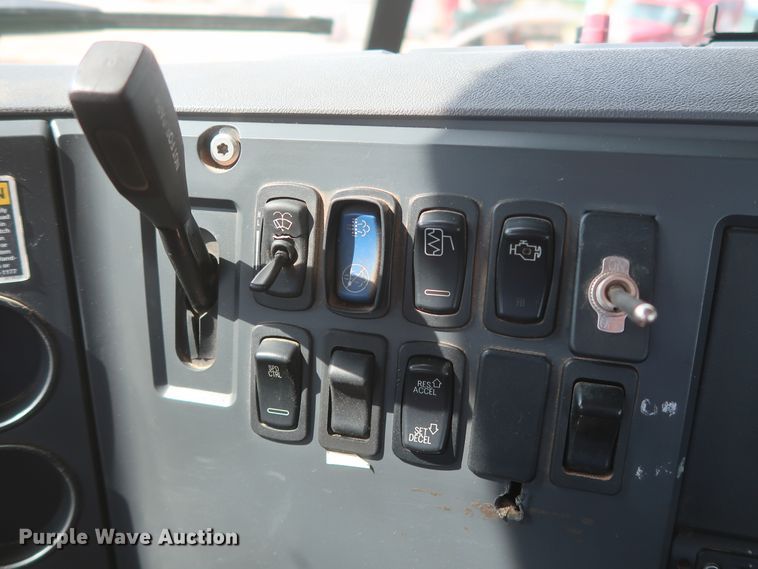 image for item DH0919 2010 Mack CHU613  semi truck