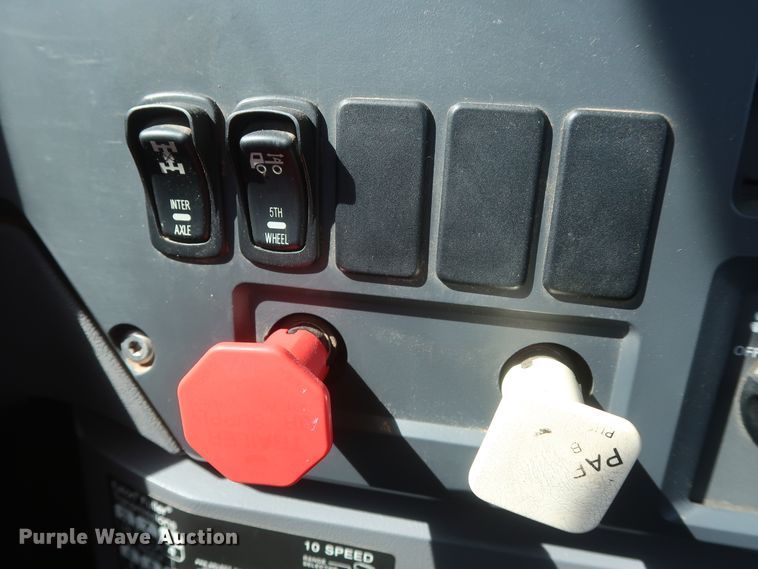 image for item DH0919 2010 Mack CHU613  semi truck