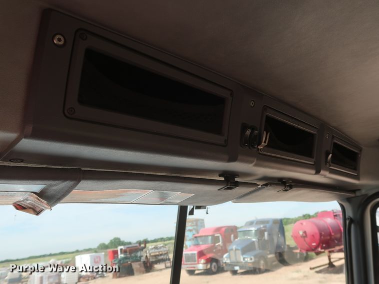 image for item DH0919 2010 Mack CHU613  semi truck