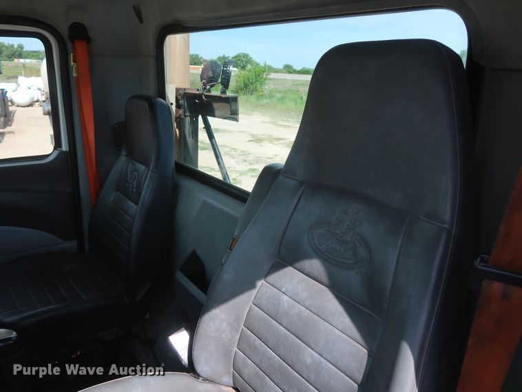 image for item DH0919 2010 Mack CHU613  semi truck