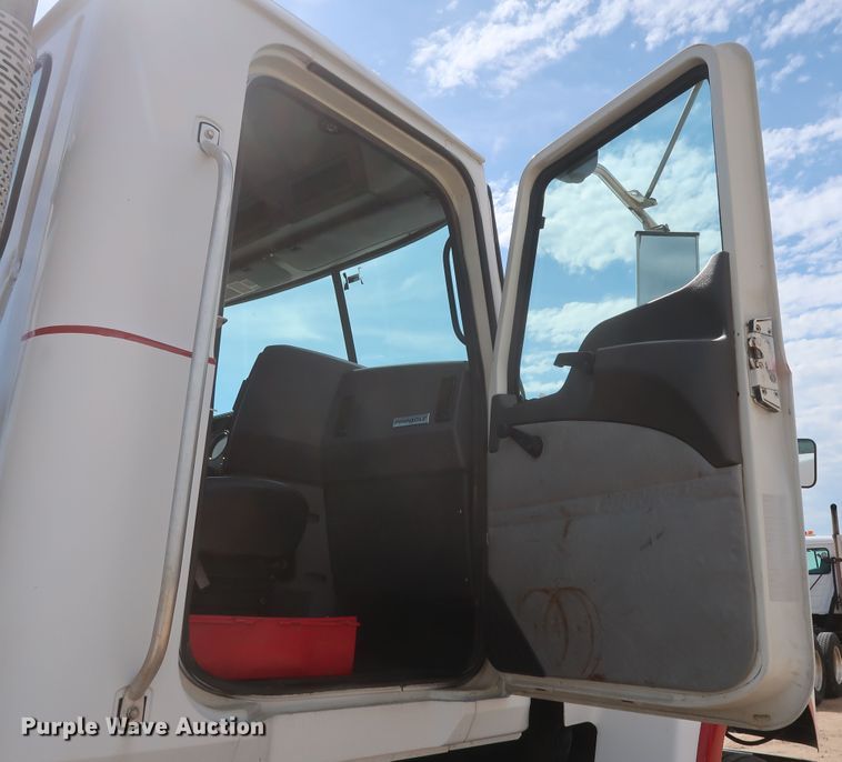 image for item DH0919 2010 Mack CHU613  semi truck