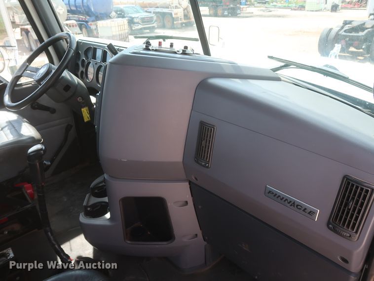 image for item DH0919 2010 Mack CHU613  semi truck