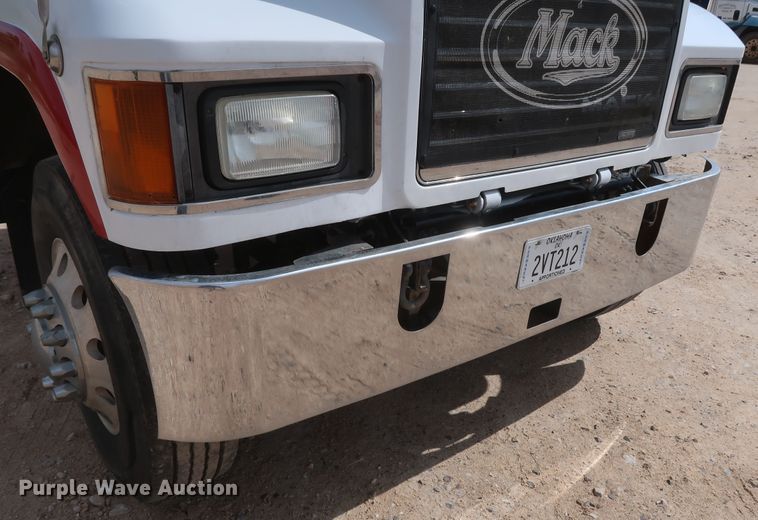 image for item DH0919 2010 Mack CHU613  semi truck