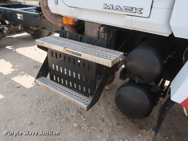 image for item DH0919 2010 Mack CHU613  semi truck