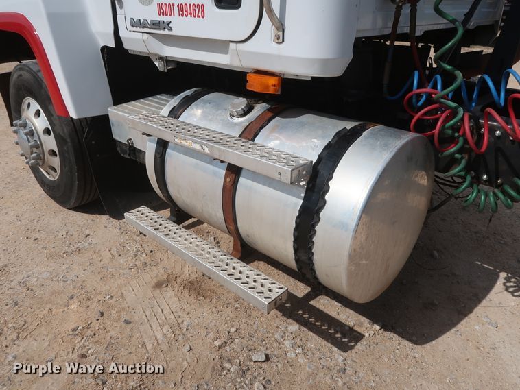 image for item DH0919 2010 Mack CHU613  semi truck