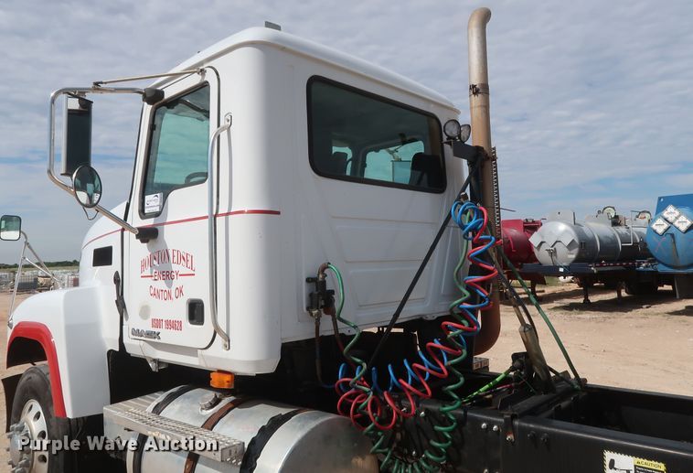 image for item DH0919 2010 Mack CHU613  semi truck