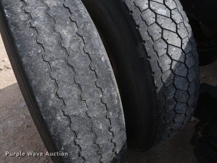 image for item DH0919 2010 Mack CHU613  semi truck