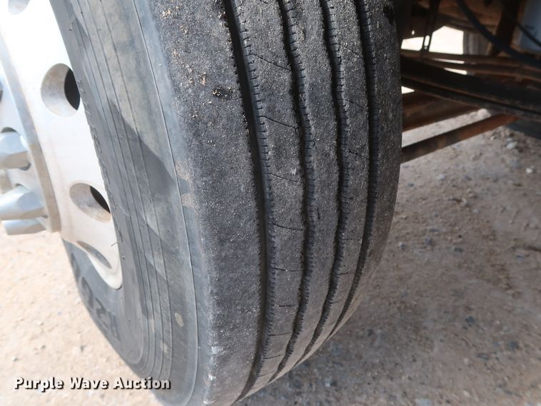 image for item DH0919 2010 Mack CHU613  semi truck