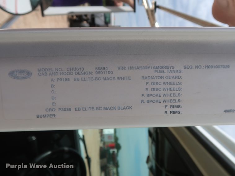 image for item DH0919 2010 Mack CHU613  semi truck