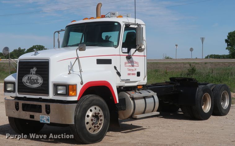 image for item DH0920 2010 Mack CHU613  semi truck