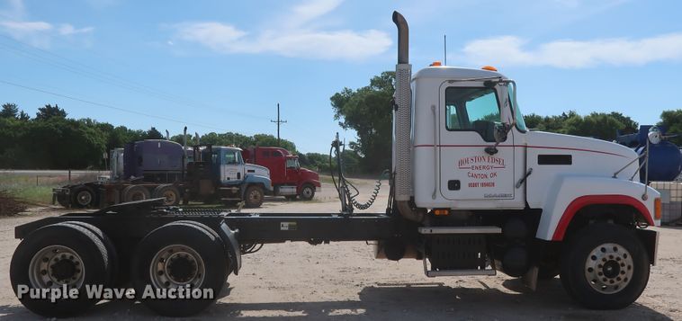 image for item DH0920 2010 Mack CHU613  semi truck