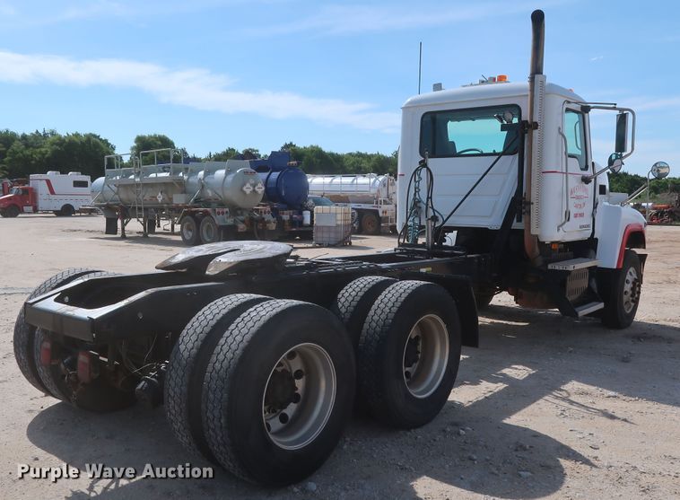 image for item DH0920 2010 Mack CHU613  semi truck