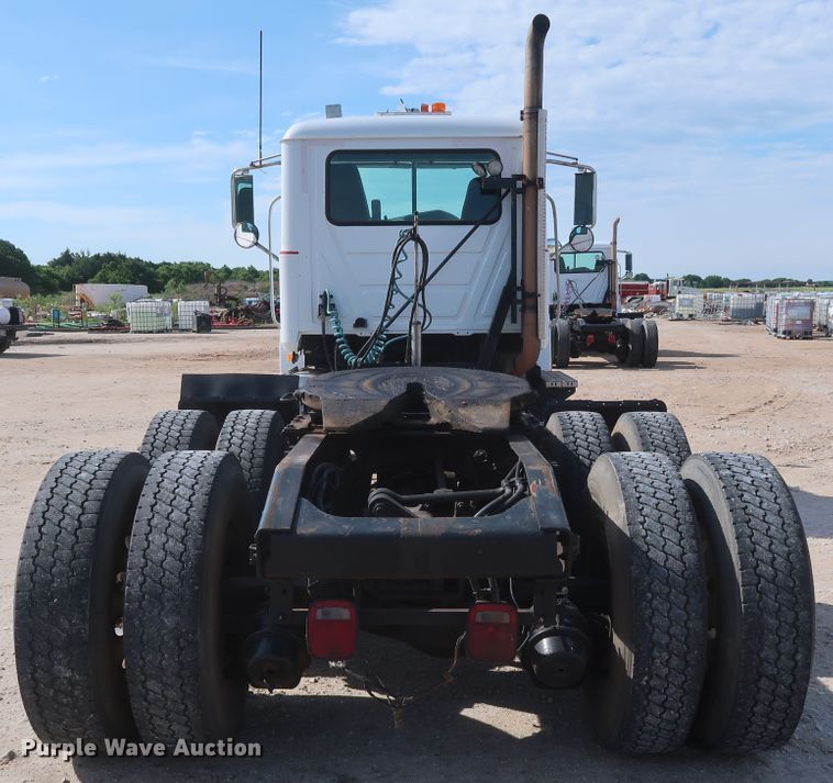 image for item DH0920 2010 Mack CHU613  semi truck