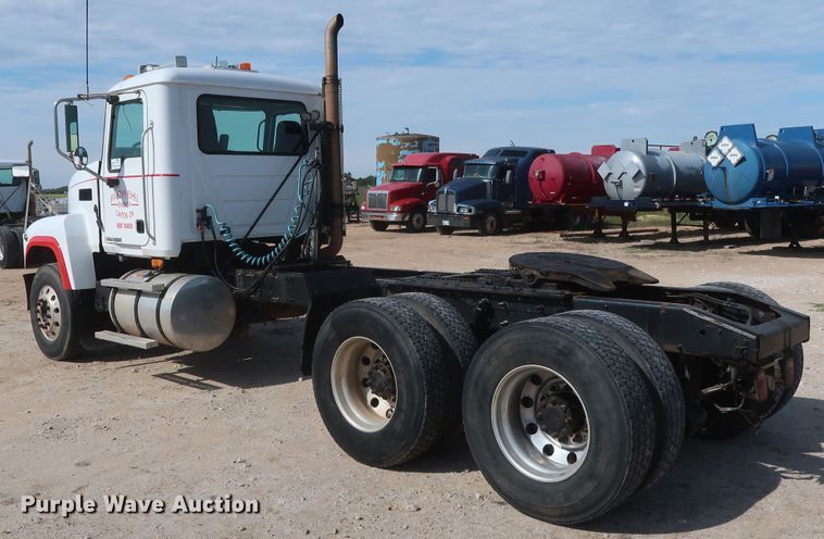 image for item DH0920 2010 Mack CHU613  semi truck