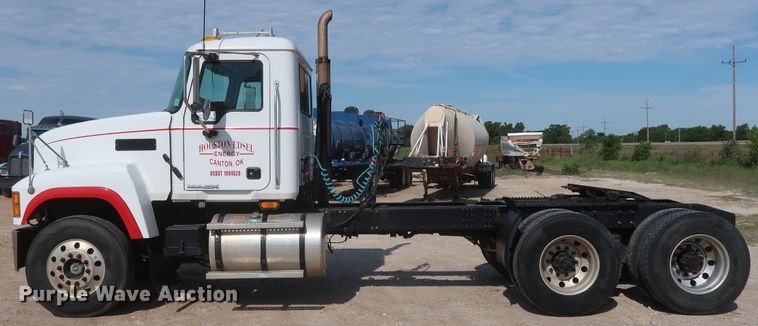 image for item DH0920 2010 Mack CHU613  semi truck