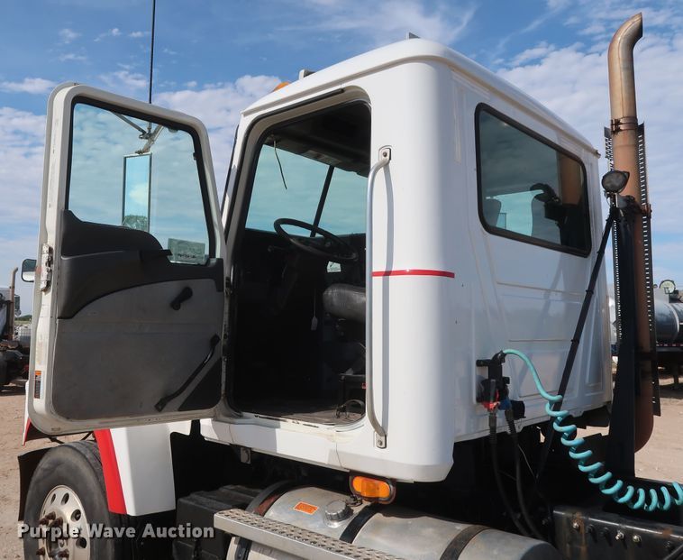 image for item DH0920 2010 Mack CHU613  semi truck