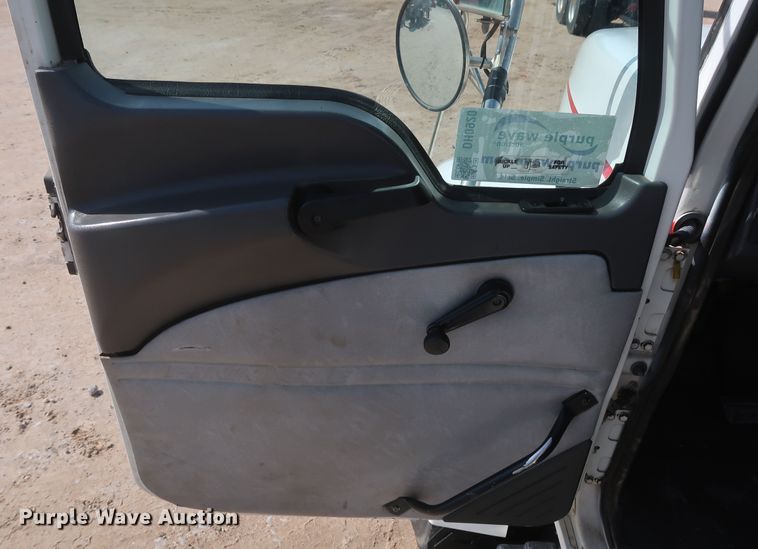 image for item DH0920 2010 Mack CHU613  semi truck