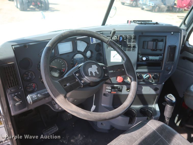 image for item DH0920 2010 Mack CHU613  semi truck