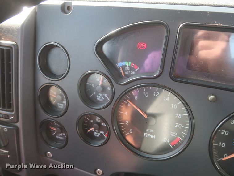 image for item DH0920 2010 Mack CHU613  semi truck