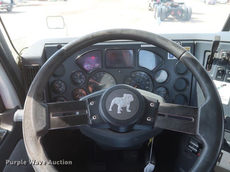 image for item DH0920 2010 Mack CHU613  semi truck