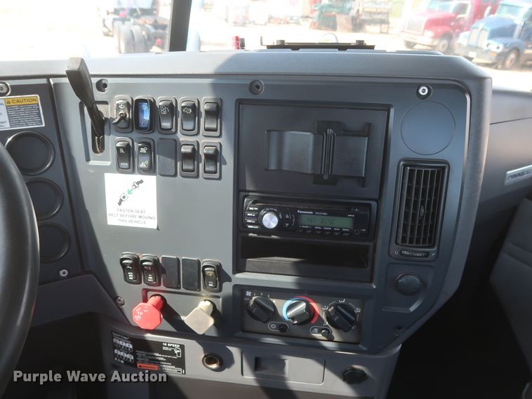 image for item DH0920 2010 Mack CHU613  semi truck