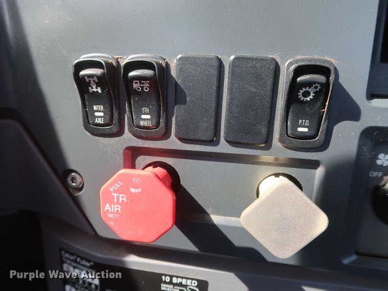 image for item DH0920 2010 Mack CHU613  semi truck