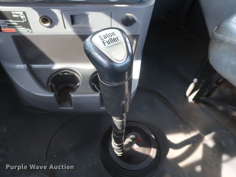 image for item DH0920 2010 Mack CHU613  semi truck