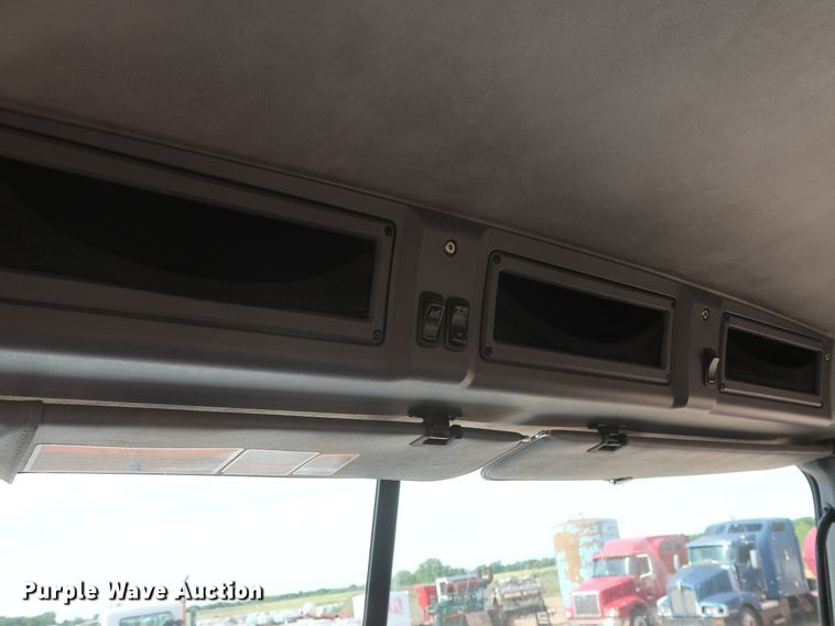 image for item DH0920 2010 Mack CHU613  semi truck