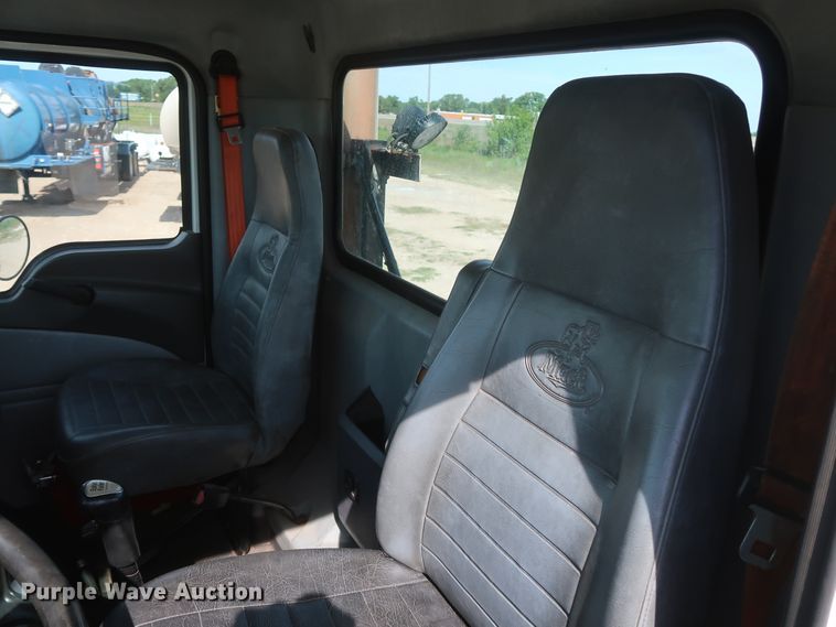 image for item DH0920 2010 Mack CHU613  semi truck