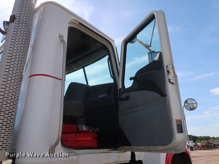 image for item DH0920 2010 Mack CHU613  semi truck