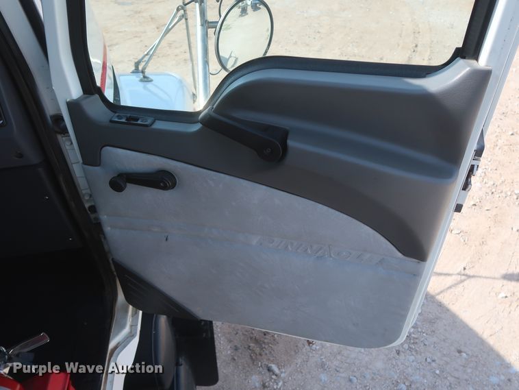 image for item DH0920 2010 Mack CHU613  semi truck