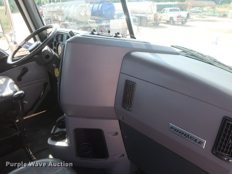 image for item DH0920 2010 Mack CHU613  semi truck