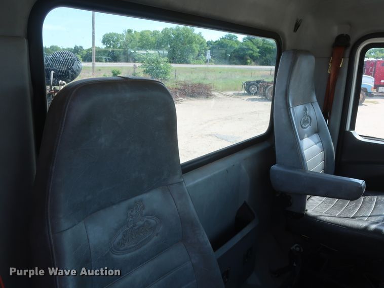 image for item DH0920 2010 Mack CHU613  semi truck