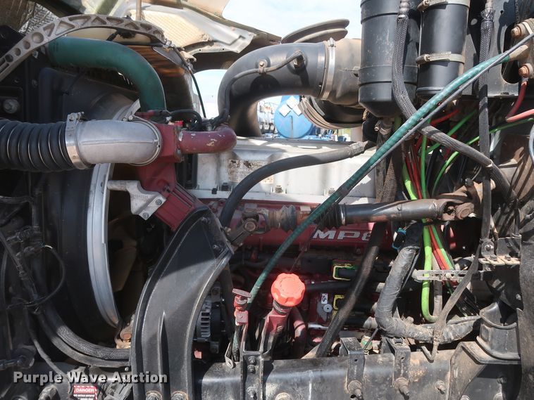 image for item DH0920 2010 Mack CHU613  semi truck