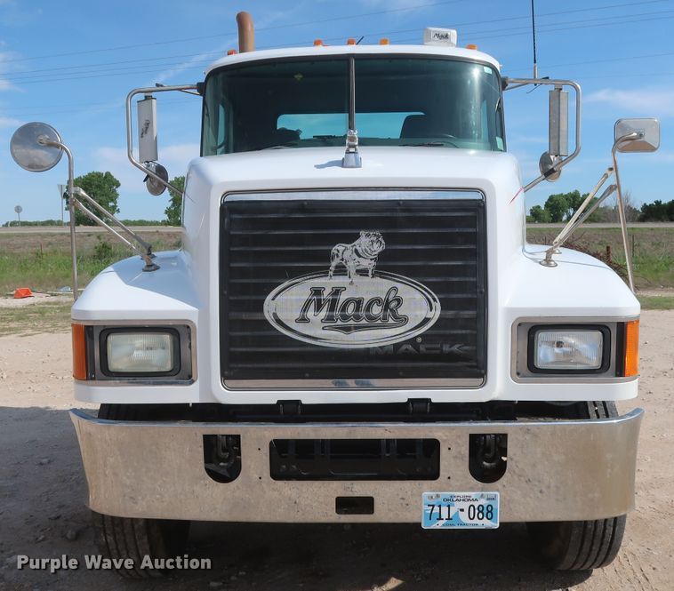 image for item DH0920 2010 Mack CHU613  semi truck