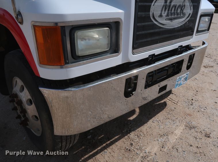 image for item DH0920 2010 Mack CHU613  semi truck