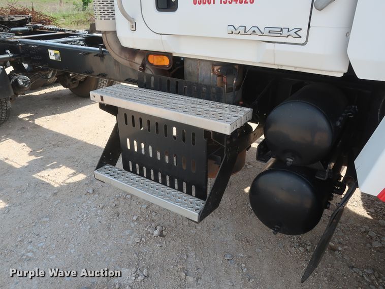 image for item DH0920 2010 Mack CHU613  semi truck