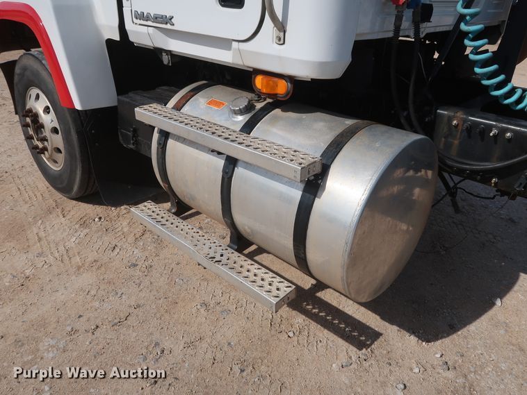 image for item DH0920 2010 Mack CHU613  semi truck