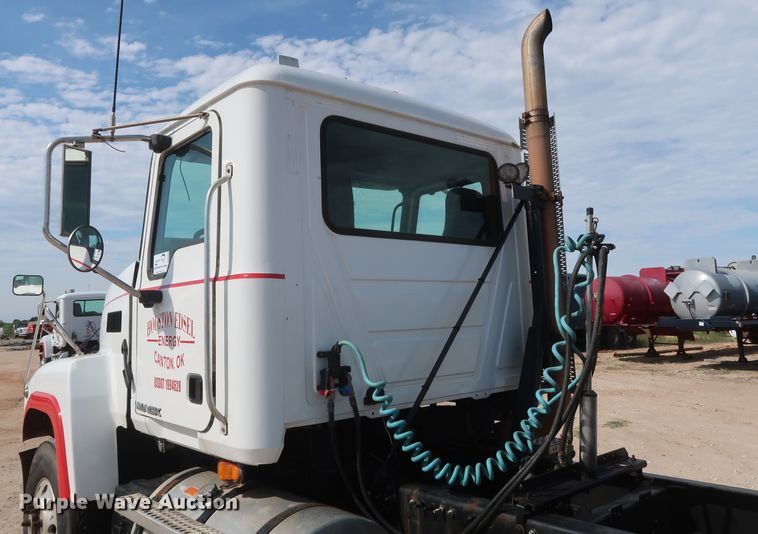 image for item DH0920 2010 Mack CHU613  semi truck