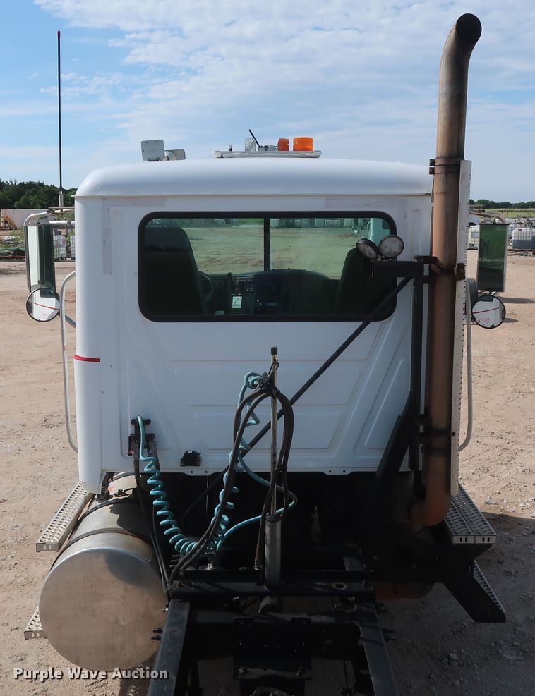 image for item DH0920 2010 Mack CHU613  semi truck