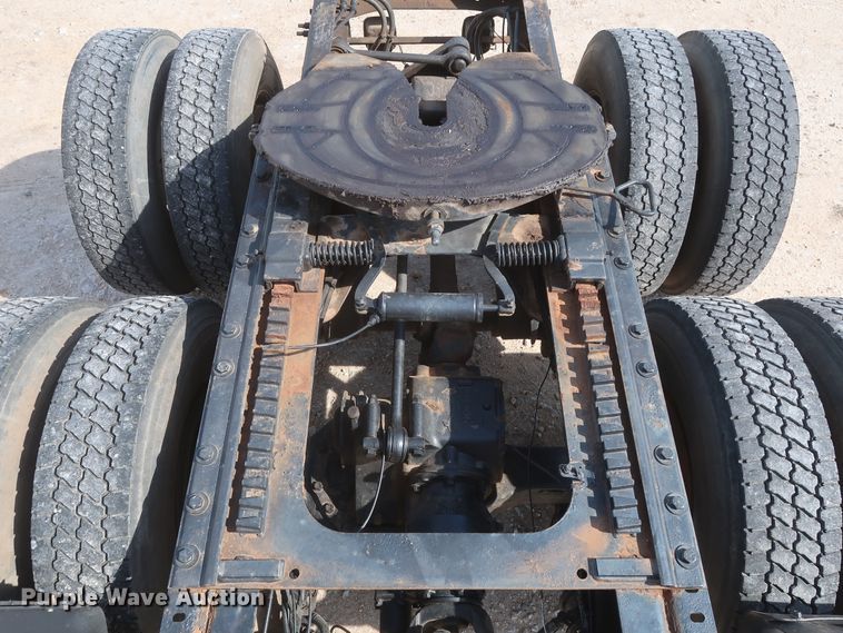 image for item DH0920 2010 Mack CHU613  semi truck