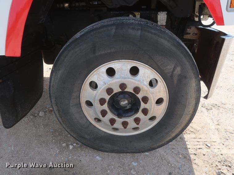 image for item DH0920 2010 Mack CHU613  semi truck