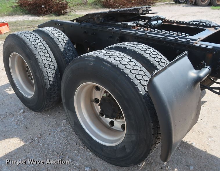 image for item DH0920 2010 Mack CHU613  semi truck