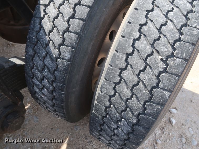 image for item DH0920 2010 Mack CHU613  semi truck