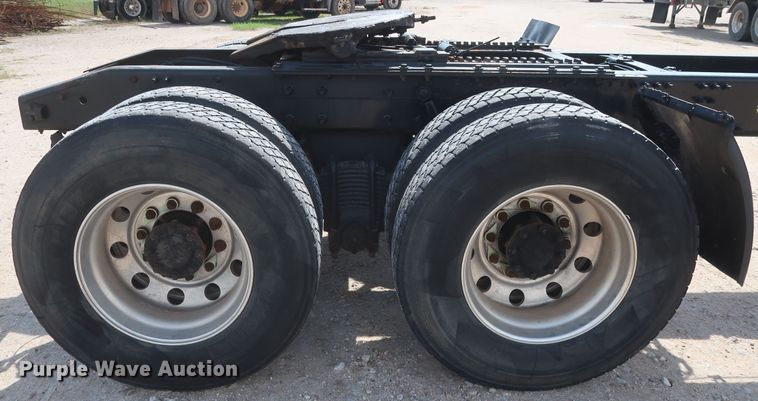 image for item DH0920 2010 Mack CHU613  semi truck