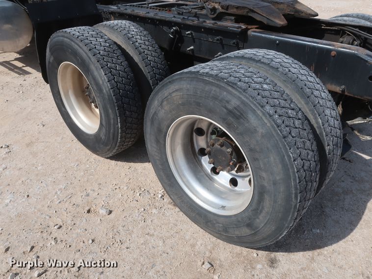 image for item DH0920 2010 Mack CHU613  semi truck