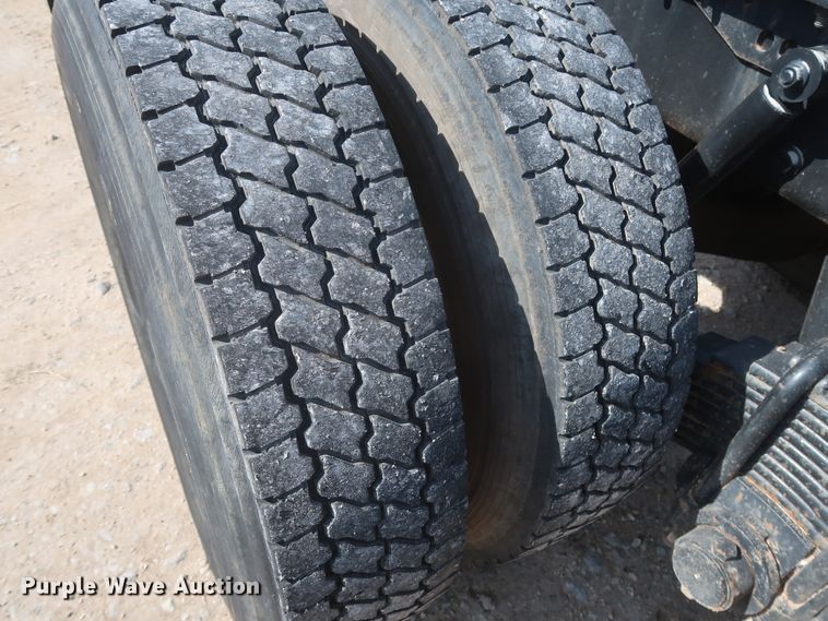 image for item DH0920 2010 Mack CHU613  semi truck