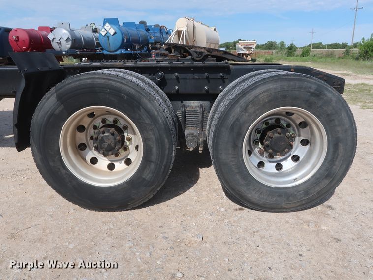 image for item DH0920 2010 Mack CHU613  semi truck