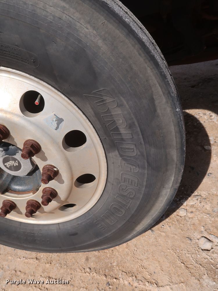 image for item DH0920 2010 Mack CHU613  semi truck